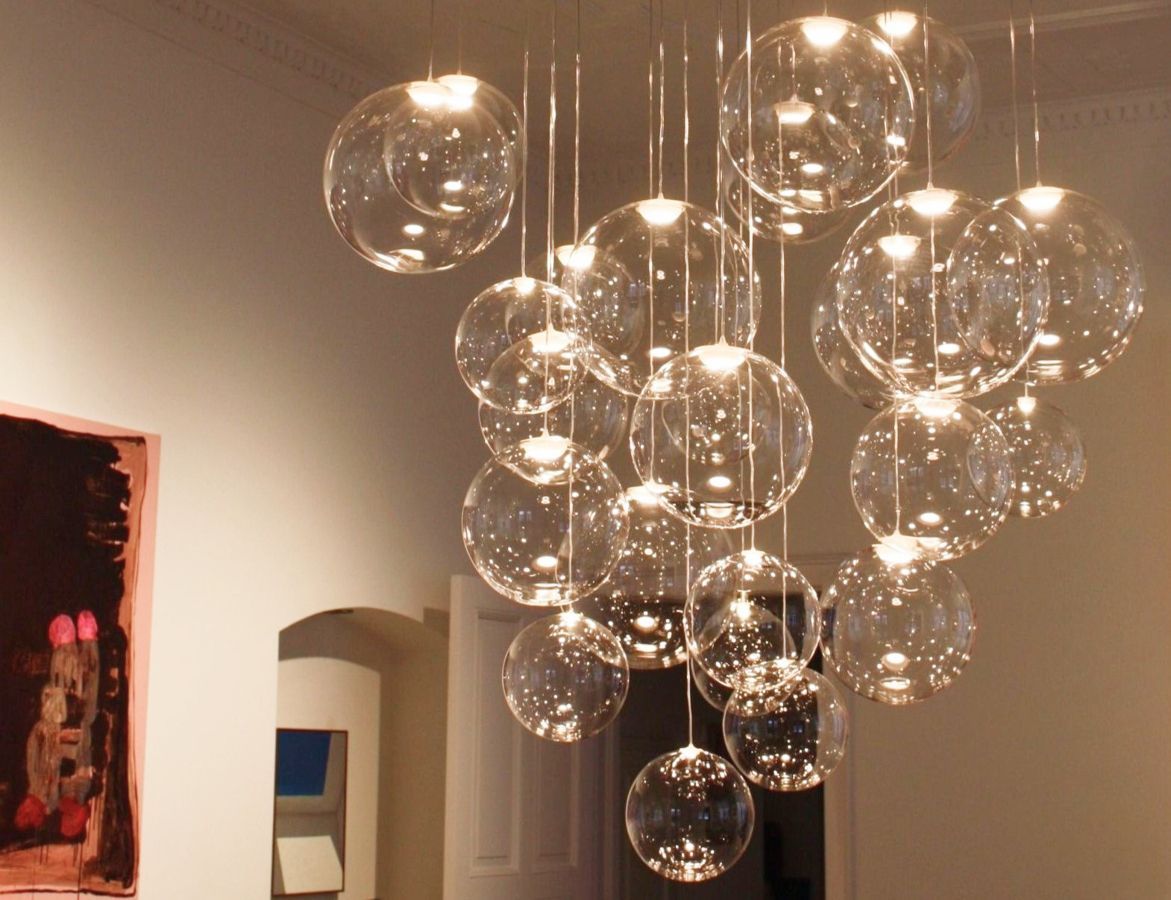 Viele gläserne Kugeln mit unterschiedlichen Größen, die Licht und Glanz verbreiten